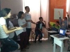 Equipe do projeto Medica-cão (2019) realizando atividade em uma sala de aula na cidade de Areia - PB - Imagem cedida pela equipe.